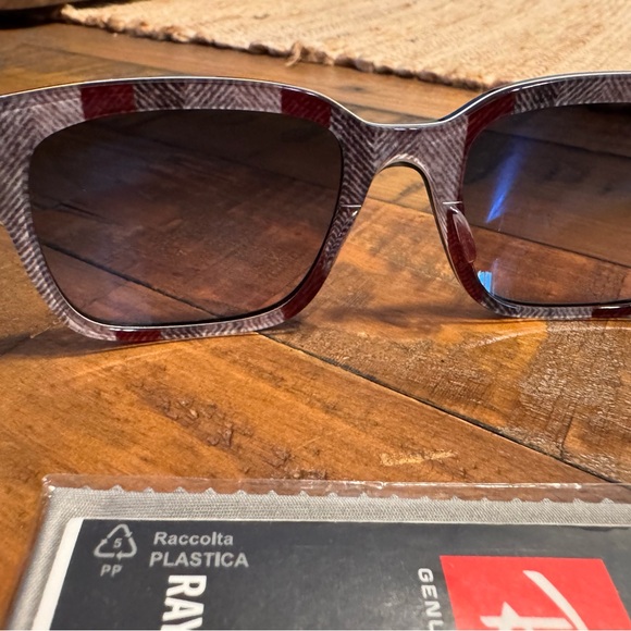 Ray-Ban RayBan RB2190 Black Frame Gray Gradient Lenses Sunglasses - Picture 3 of 5